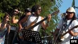El músico cubano X Alfonso participa en un concierto en homenaje a John Lennon.