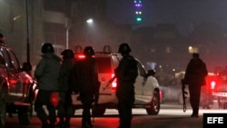 Miembros de las fuerzas de seguridad de Afganistán llegan al lugar donde un grupo de insurgentes suicidas atacó la embajada de España en Kabul,