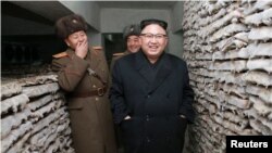 Kim Jong Un inspecciona una unidad del ejército en esta foto sin fecha publicada por la Agencia Central de Noticias de Corea del Norte en 2017.