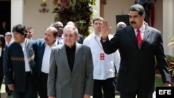 Nicolás Maduro recibe al gobernante cubano Raúl Castro en Caracas.