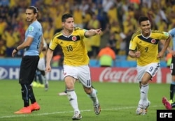 El centrocampista colombiano James Rodríguez (c) celebra el segundo gol marcado ante Uruguay, durante el partido Colombia-Uruguay, de octavos de final del Mundial de Fútbol de Brasil 2014.