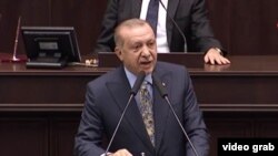 El presidente turco, Recep Tayyip Erdogan, explica a parlamentarios de su partido AK detalles del asesinato del periodista saudita Jamal Khashoggi en el consulado saudí en Estambul. 