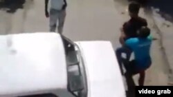 Momento del arresto del hijo de José Daniel Ferrer cuando ya el líder de la Unión Patriótica de Cuba había sido forzado a golpes a entrar en un auto.