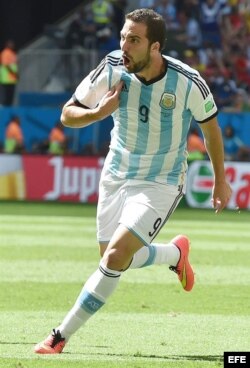 El delantero argentino Gonzalo Higuaín celebró este sábado su gol frente a Bélgica.