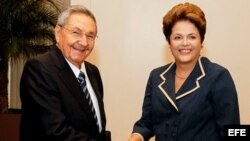La presidenta de Brasil, Dilma Rousseff recibió a Raúl Castro en junio de 2012, durante la Conferencia de la ONU para el Desarrollo Sostenible Rio+20, en Río de Janeiro (Brasil).