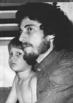 En esta imagen de 1978, el músico y trovador con su hijo Charlie, que menos de dos años después quedaría "aterrorizado" por los actos de repudio a su padre.