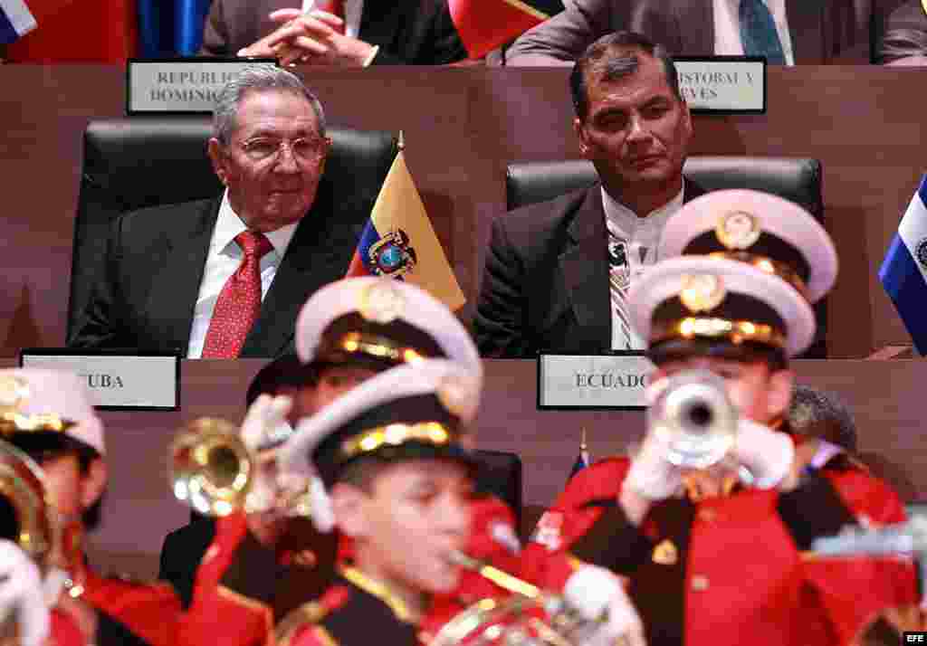 El gobernante de Cuba, Raúl Castro (i), y el presidente de Ecuador, Rafael Correa (d), observan la banda marcial durante la inauguración de la VII Cumbre de Jefes de Estado y de Gobierno de las Américas.