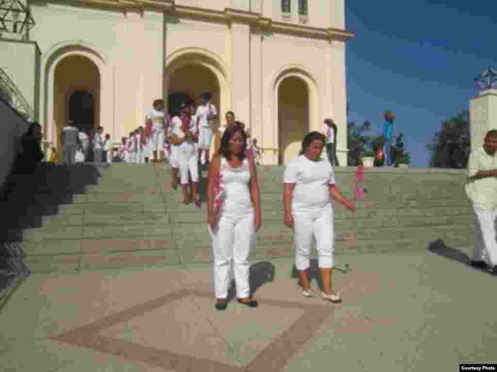Damas de Blanco en el Santuario del Cobre 