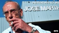 Archivo - Eloy Gutiérrez Menoyo a su llegada al aeropuerto José Martí de La Habana, Cuba en el 2003. 