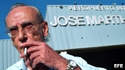 Archivo - Eloy Gutiérrez Menoyo, a su llegada al aeropuerto José Martí de La Habana, en 2003. 