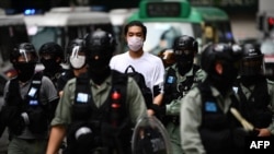 Activista detenido por la policía en Hong Kong el 27 de mayo de 2020. (Anthony Wallace / AFP).