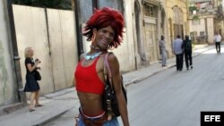 Archivo (2008) Un travesti posa en La Habana Vieja (Cuba).
