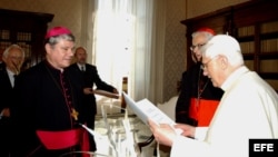 Benedicto XVI (derecha) con el obispo Vaclav Maly durante una reunión en el Vaticano.