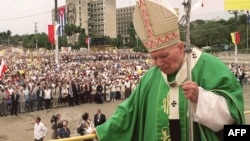 El Papa Juan Pablo II en la misa en la Plaza de la Revolución el 25 de enero de 1998. 