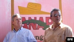 El secretario de Agricultura de Estados Unidos Thomas Vilsack (i) junto a su homólogo cubano Gustavo Rodríguez (d) en Cuba el 13 de noviembre del 2015.