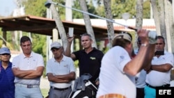 Antonio Castro Soto del Valle (2i), hijo de Fidel Castro, observa al golfista español Miguel Ángel Jiménez (de espalda) quien imparte una clase intensiva para unos 40 aficionados cubanos y extranjeros en Cuba.