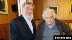 Mujica y Guillier en una foto publicada en la cuenta oficial de Twitter del candidado chileno.
