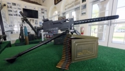 Una de las ametralladoras usadas durante la invasion de Bahía de Cochinos, en el Museo de la Brigada de Asalto 2506, en Hialeah Garden.