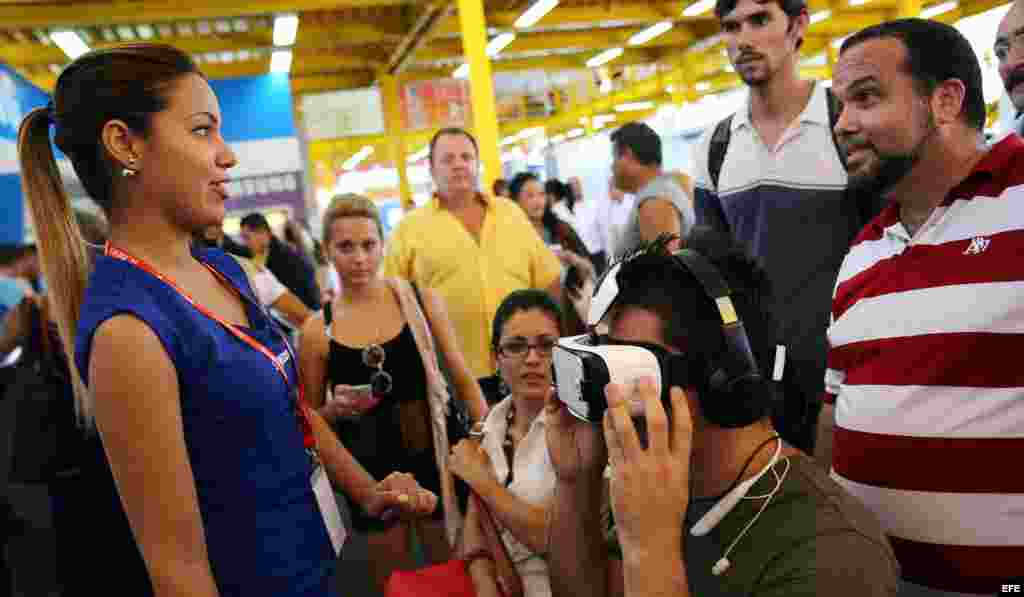 Una azafata explica el funcionamiento de un equipo de realidad virtual en la Feria Internacional de La Habana. EFE