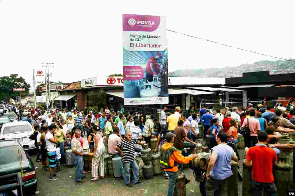 Un grupo de personas espera para poder comprar productos hoy, viernes 28 de febrero del 2014, en San Cristóbal