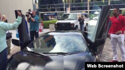 Yoenis Céspedes (d) al lado de su Lamborghini Aventador.