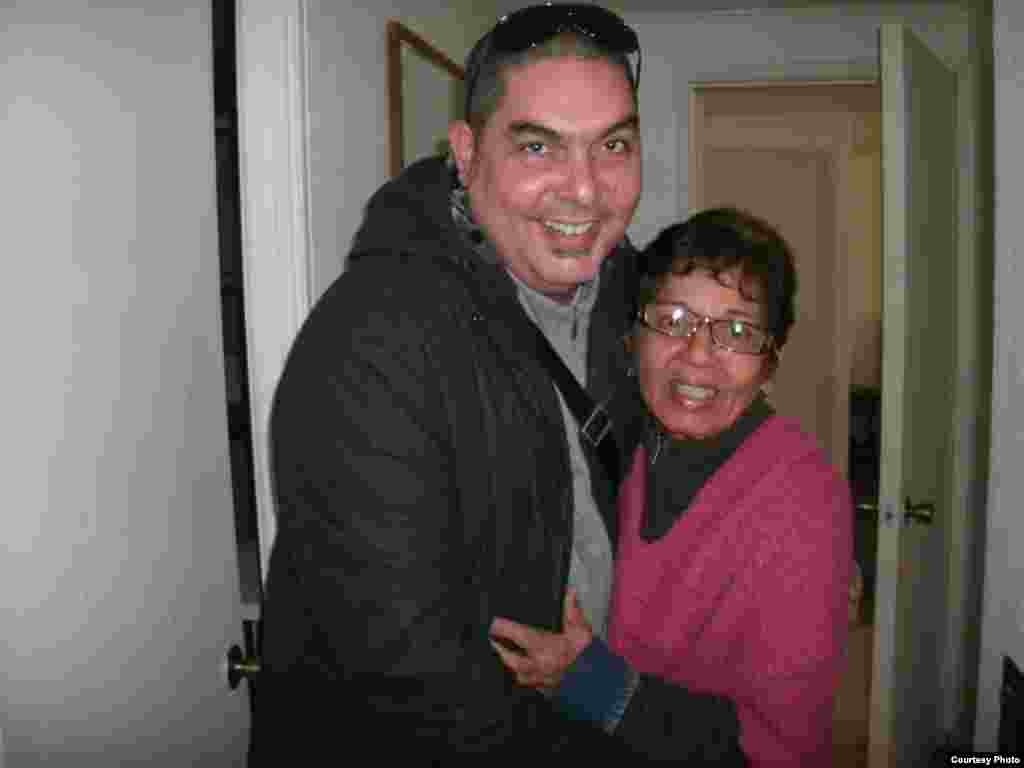 Urbano González junto a su madre, en Chile.