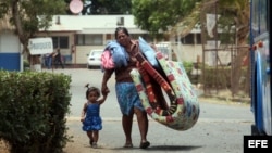 Una mujer con su hija se refugian en un albergue en Managua 