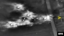 Captura de video de un ataque aéreo llevado a cabo por las fuerzas rusas contra posiciones del Estado Islámico. EFE