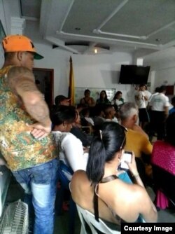 Cubanos en la oficina de Migración de Turbo para solicitar un salvoconducto. (Foto: Aristaly Mabel)
