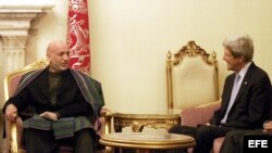 Archivo - Hamid Karzai (izqa) conversa con John Kerry (dcha) durante su encuentro en Kabul, Afganistán. 