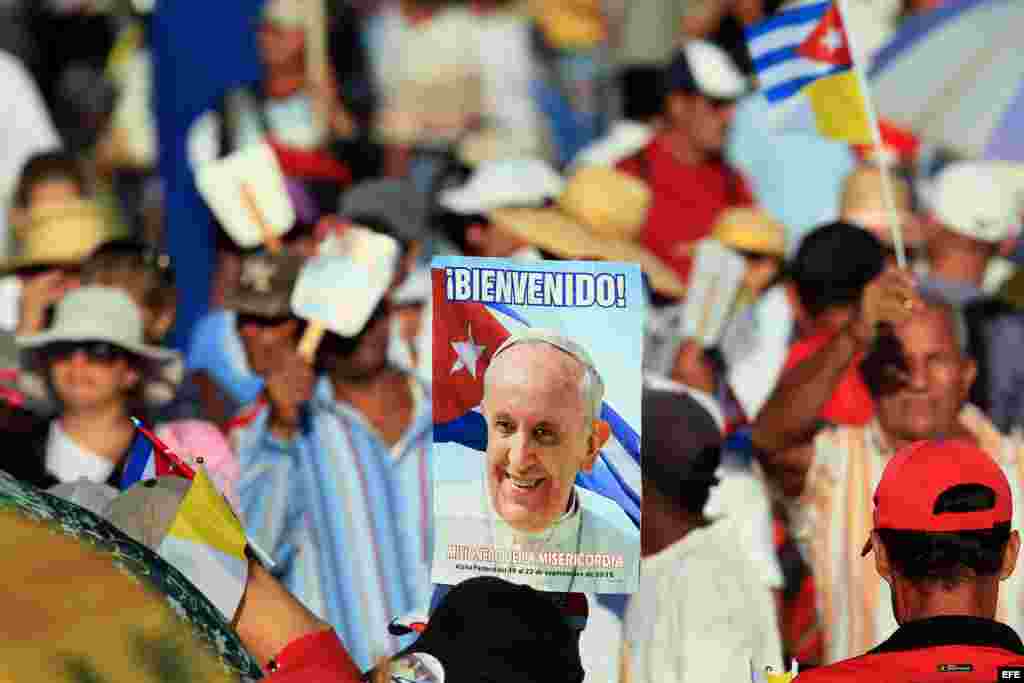 Un grupo de devotos espera el inicio de la misa del Papa en Holguín
