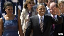 Fotografía de archivo del presidente estadounidense Barack Obama junto a su esposa Michelle Obama (i) el 21 de marzo de 2011, a su llegada al aeropuerto internacional de Santiago (Chile). 