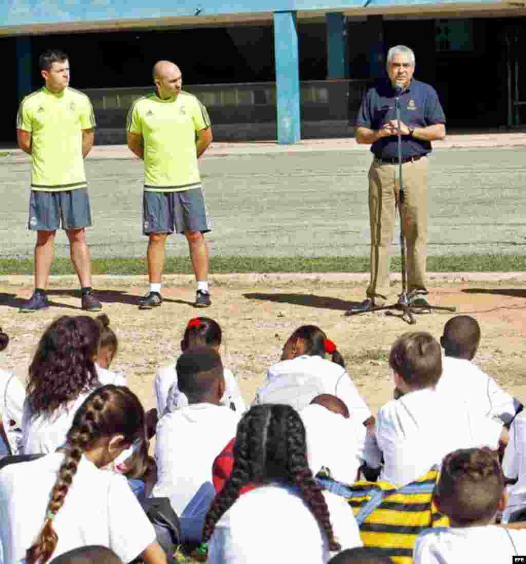 Joaquín Sagués, director mundial de Campus Experience de la Fundación Real Madrid, conversa con los niños cubanos. &nbsp;