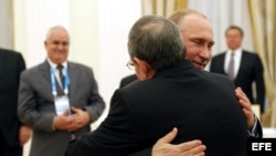 Raúl Castro abraza a su homólogo ruso Vladimir Putin, durante una reunión en el Kremlin para reforzar la alianza estratégica entre Moscú y La Habana (7 de mayo, 2015). 