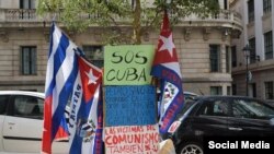 Carteles y banderas acompañan la protesta de Néstor Rodríguez Lobaina frente a la sede del gobierno de Islas Baleares. (Foto: Facebook)