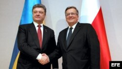 El presidente de Polonia, Bronislaw Komorowski (d), recibe al presidente de Ucrania, Petro Poroshenko (i).