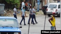 Operativo policial frente a la sede de las Damas de Blanco, en Lawton, La Habana, este 5 de junio. Foto: Angel Moya.