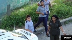 Agentes de la policía vigilan la sede de las Damas de Blanco. (Foto: Angel Moya)