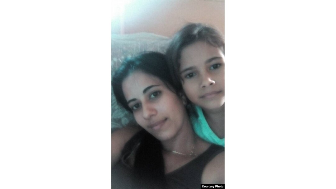 María Herrera junto a su hija de 8 años.