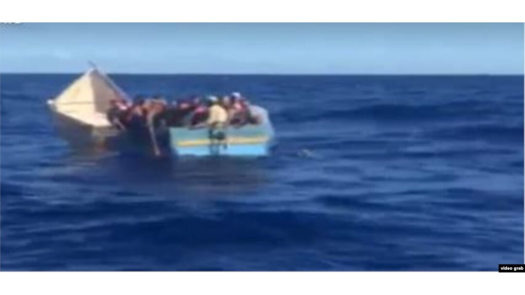 El bote de los balseros hacía agua. (Captura de imagen/Facebook Yusnaby Pérez)