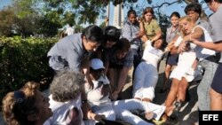 Imagen de archivo de la represión policial en Cuba contra las Damas de Blanco.