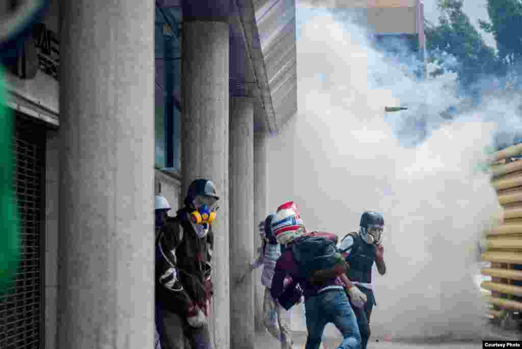 Manifestante lanza bomba Molotov a efectivos de la PNB. (Foto: Juan Pablo Arraez) 