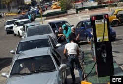 Conductores abastecen sus autos de combustible hoy, viernes 31 de marzo de 2017, en una gasolinera de La Habana (Cuba). Cuba limitará a partir de mañana la venta de gasolina especial solo a los autos rentados por turistas, una medida que aún no se ha hec