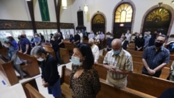 Rosa María Payá, Ofelia Acevedo y asistentes a la misa el 22 de julio de 2020.