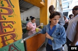 Una mujer vende bebidas como cuentapropista en un barrio de La Habana. EFE