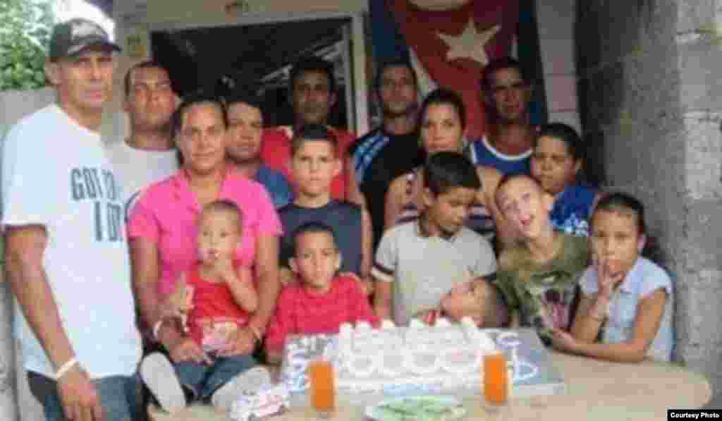 Celebración en el pueblo cautivo López Peña con niños de la comunidad