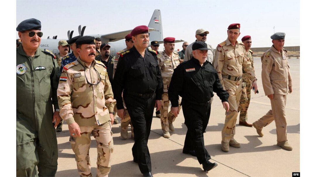El primer ministro iraquí, Haider al-Abadi (4-Izq.) llega a Mosul tras la victoria sobre el Estado Islámico.
