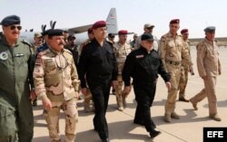 El primer ministro iraquí, Haider al-Abadi (4-Izq.) llega a Mosul tras la victoria sobre el Estado Islámico.