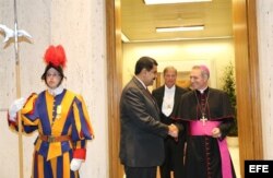 El presidente Nicolás Maduro (c), es recibido por el presbíterio italiano Guido Marini (d), maestro de la Oficina de las Celebraciones Litúrgicas del Sumo Pontífice, el 24 de octubre de 2016.