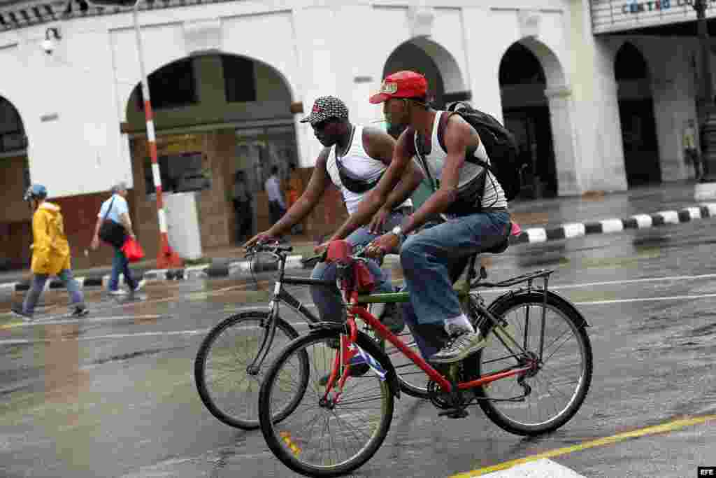 El Gobierno cubano planea recuperar el uso de la bicicleta como una de las alternativas para enfrentar los problemas de transporte público, según indicó el vicepresidente, Marino Murillo. EFE/Alejandro Ernesto
